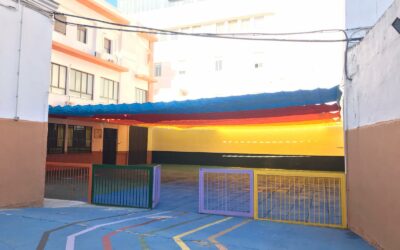 El ampa instala un toldo en el patio junto al comedor.