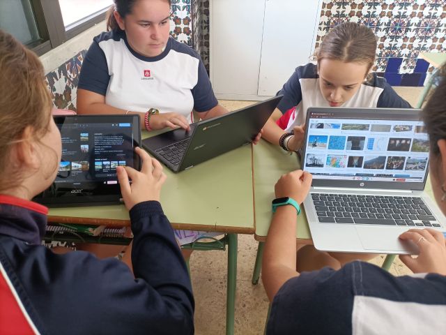 ESO | Los alumnos de 1º de ESO en la asignatura de francés están utilizando sus Chromebooks para conocer Francia y sus ciudades. Para ello, trabajamos en un nuevo proyecto, organizamos un viaje, conociendo los monumentos, la gastronomía y las costumbres de cada región francesa.