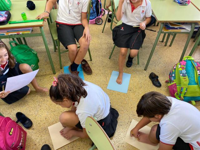 PRIMARIA / Coincidiendo con la campaña del DOMUND, el alumnado de 3º trabaja en el área de religión sobre la llamada que Dios nos hace a ser buenos misioneros de su mensaje. 

Realizado así, las siluetas de sus pies para iniciar el camino y conseguir llevar a cabo acciones de amor por los demás. 

Han experimentado, vivido y reflexionado, y al mismo tiempo, han disfrutado de un momento muy divertido que les hace convertir los aprendizajes en experiencias inolvidables. 

¡Dios nos llama a ser misioneros en el cole! 👣🌍✝️❤️

 #domund2023 #muchomasqueunaescuela #unsueñoparati #misioneros