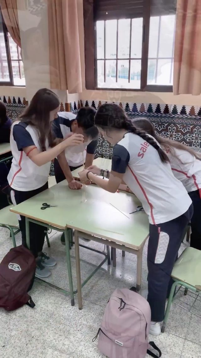 ESO | Nuestros alumnos de 4° de ESO han trabajado esta semana la importancia de cooperar en la resolución de problemas.

🗼Su objetivo era conseguir hacer la torre más alta con los materiales dados.

🗣️La planificación, la comunicación y la escucha activa han sido fundamentales para el desarrollo de la actividad.

#aprender #eso #muchomasqueunaescuela #cooperacion #dinamica #cooperativo #aprendizajecooperativo #tiktok #parati #fyp #foryou #salesianos #triana #sevilla #2023