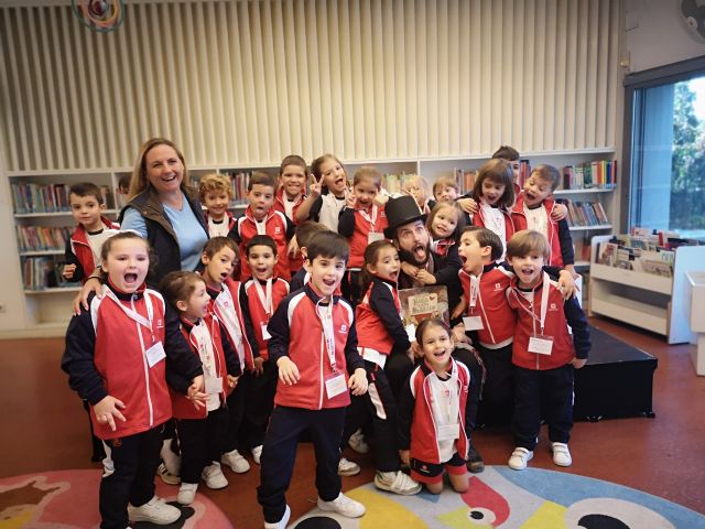 INFANTIL| Hoy se celebra el Día de las Bibliotecas, además se recordará el aniversario de "Alicia en el País de las Maravillas". Por ello, nuestros alumnos de 5 años han asistido a la Biblioteca para fomentar en ellos el interés por la lectura, así como el intercambio de libros.