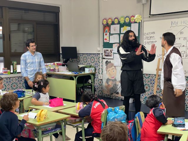 PRIMARIA | El jueves pasado tuvimos en 1° y 2° de Primaria una visita muy especial. Apareció por sorpresa Velázquez junto con su aprendiz para invitarnos al Museo de Bellas Artes y poder ver su obra. 🧑‍🎨🎨🖌️

¡Gracias por tu visita Velázquez, esperamos con ganas ir al museo y volver a verte! 👋

#muchomásqueunaescuela #Primaria #aprendemosjugando